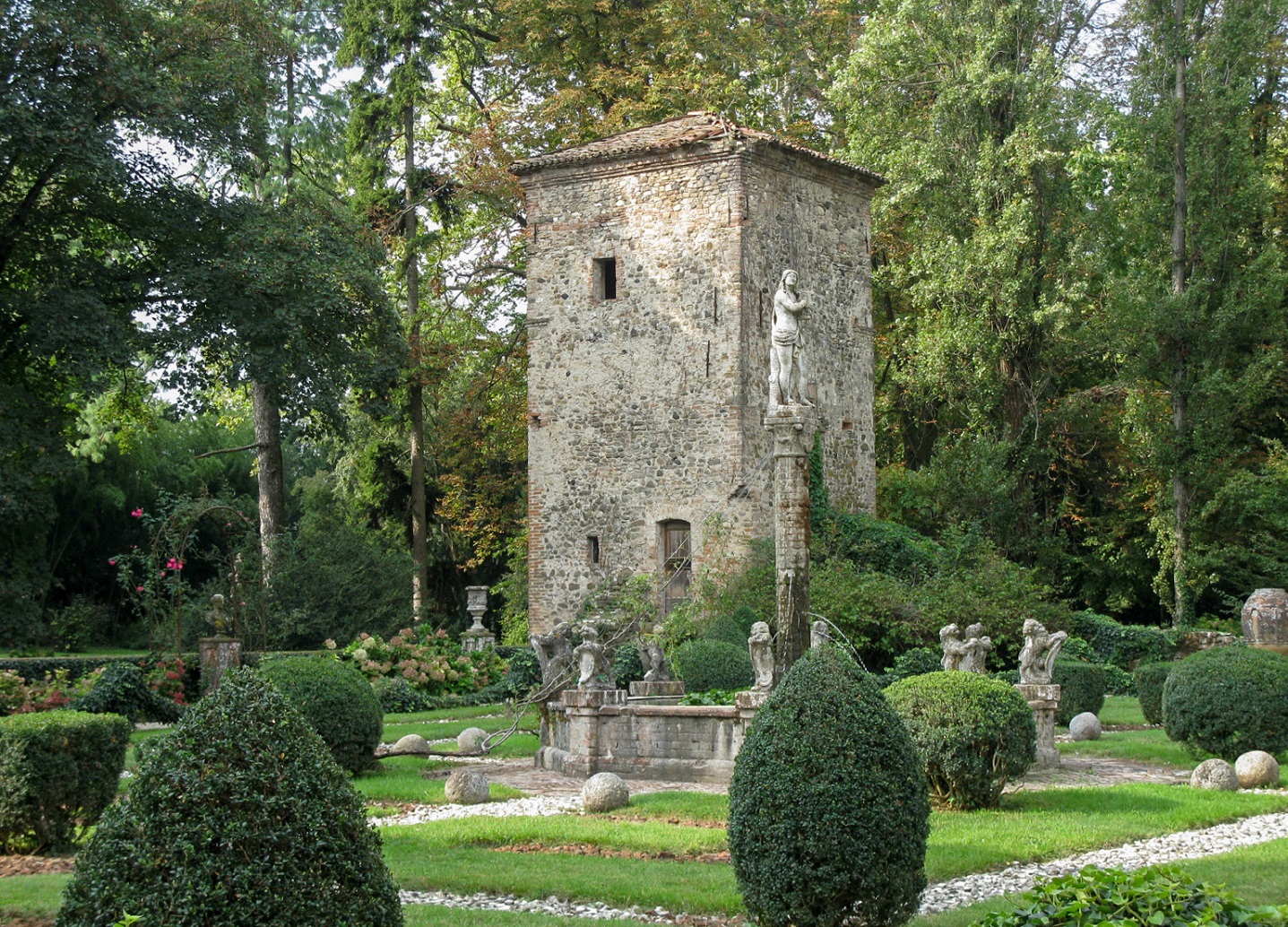 01-grazzano-visconti-la-torre-nel-giardino-allitaliana