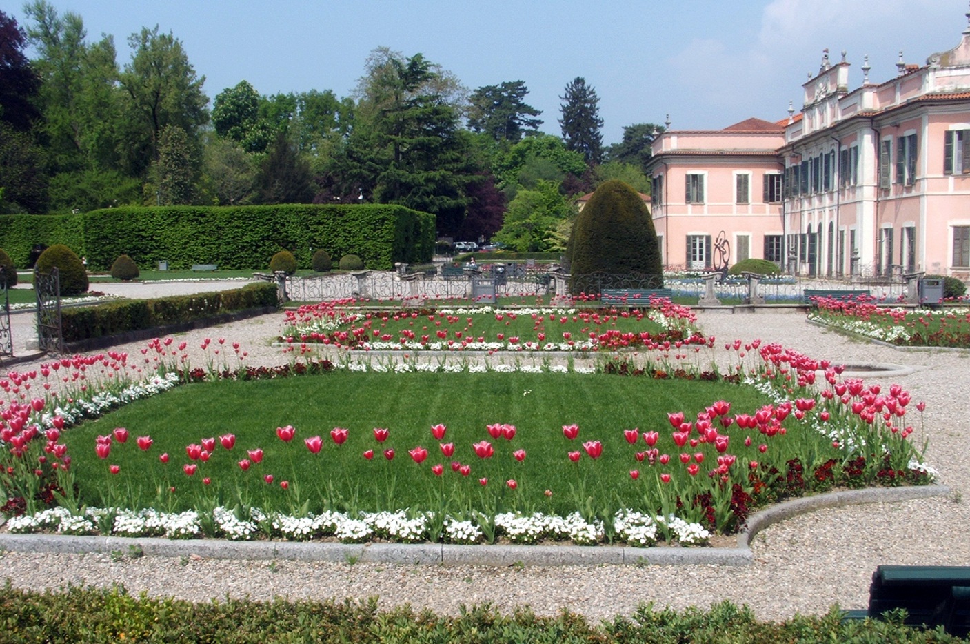 giardini-di-palazzo-estense-aiuole-simmetriche-fronte-villa