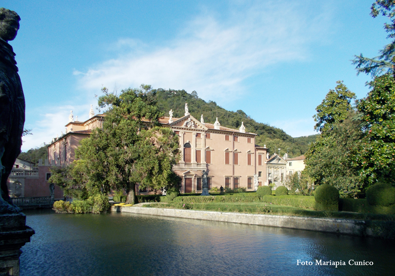 La villa vista dalla peschiera Foto Mariapia Cunico 1,5 mb