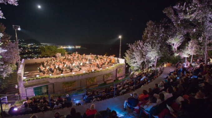 Giardini La Mortella, Ischia: Giovedi 10 Luglio messaggio di pace al Teatro Greco con The 12 Ensemble